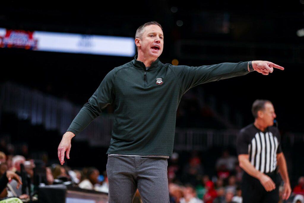 to face Grand Canyon in Holiday Hoopsgiving